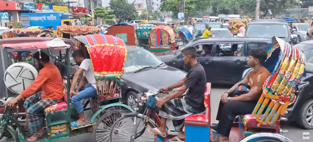 রিক্সার দাপটে অসহায় ট্যাক্স প্রদানকারী যান্ত্রিক যানবাহন 