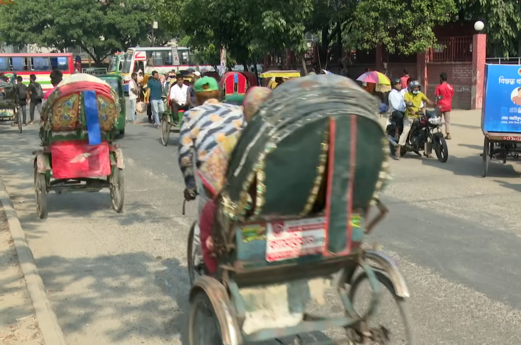 উল্টো পথে অবাধে চলছে রিক্সা 